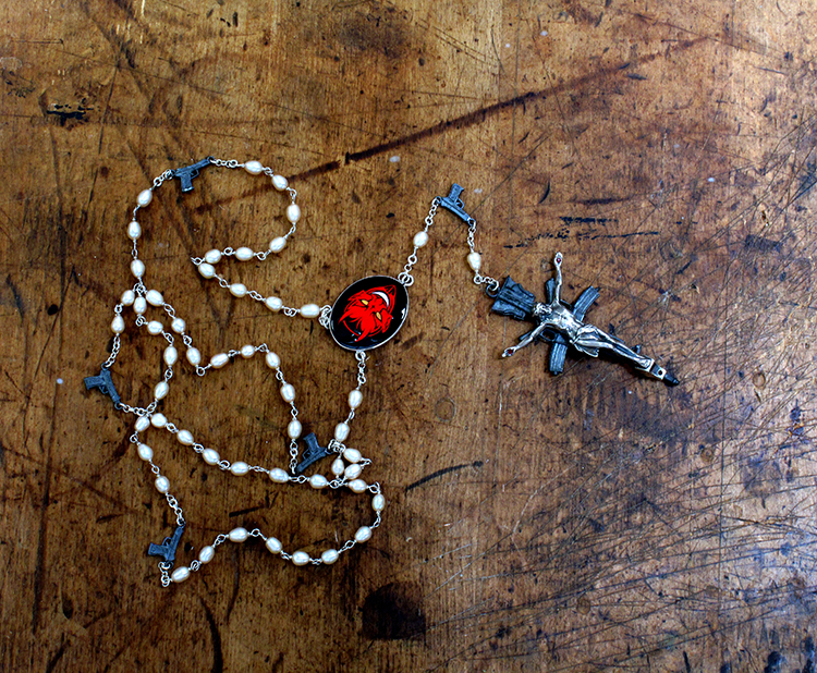 Nicolas Estrada, Colombia/Spain, Sell Your Soul, Pendant, 2013, Sterling silver, hand-painted enamel, pearls, crystal 